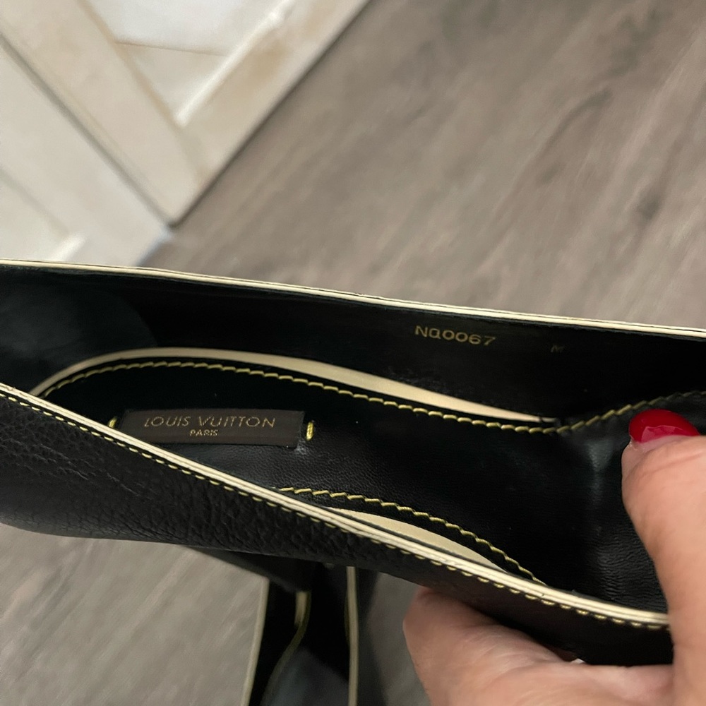 Louis Vuitton Suhali Leather Pump - Picture 3 of 5